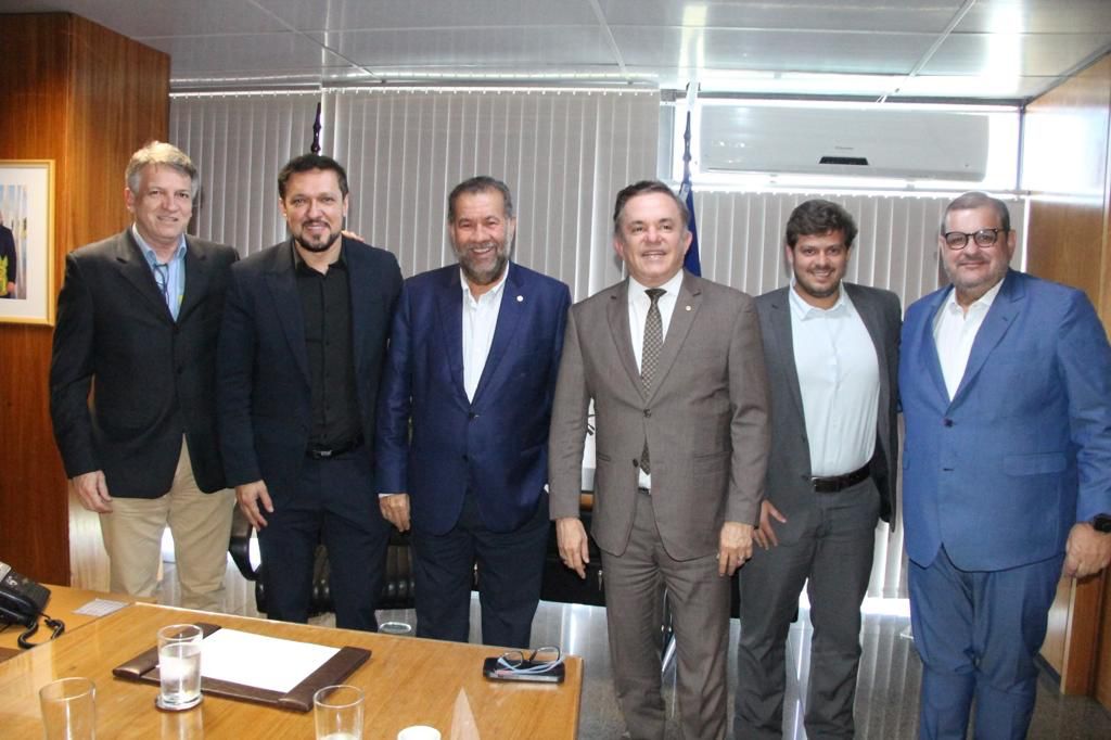 Em Brasília, Deputado Estadual Lucas de Lima e Deputado Federal Vander Loubet, são recebidos pelo Ministro da Previdência Social, Carlos Lupi