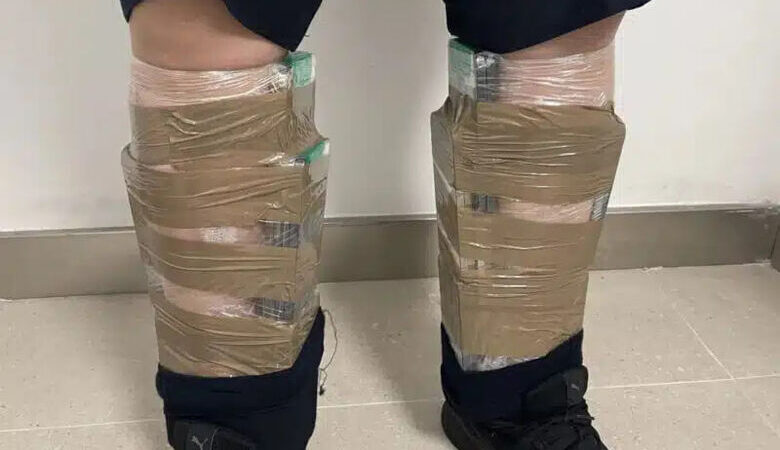 Homem é preso tentando contrabandear 68 iPhones colados em seu corpo