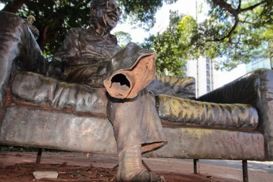 Após dois anos, estátua de Manoel de Barros será restaurada