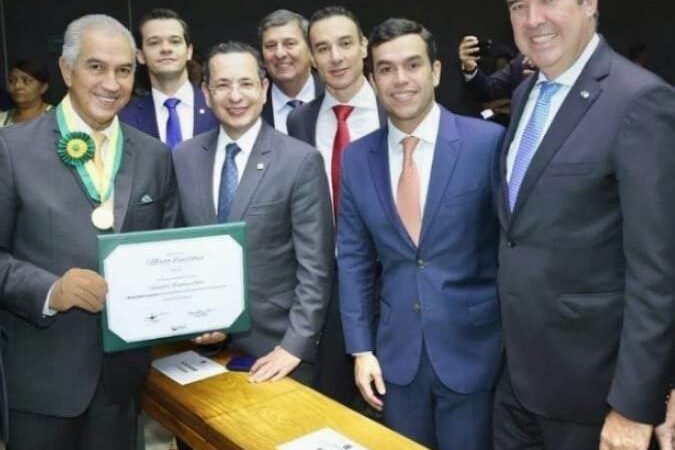 Câmara Federal da República homenageia ex-governador Reinaldo Azambuja com a medalha Mérito Legislativo