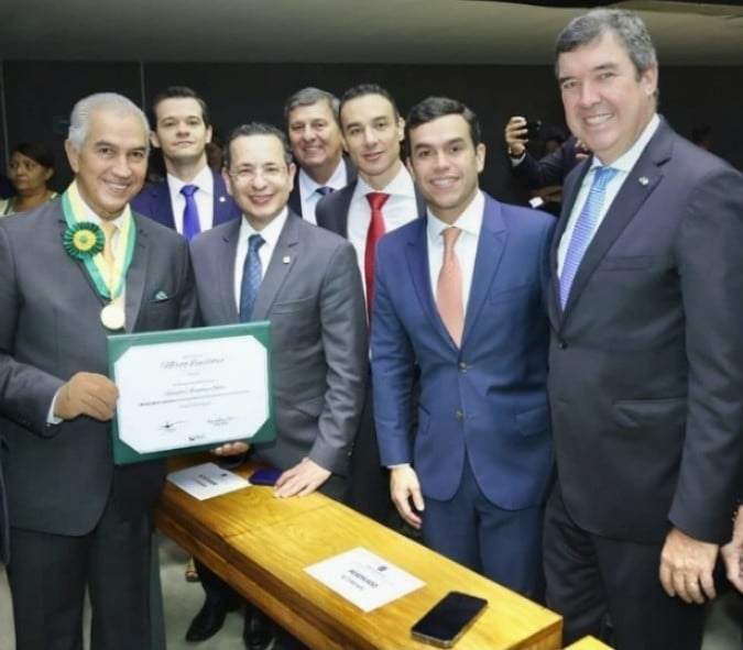 Câmara Federal da República homenageia ex-governador Reinaldo Azambuja com a medalha Mérito Legislativo