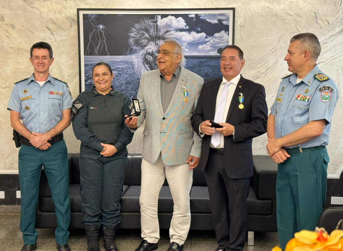 Gerson recebe homenagem da PM por trabalho no combate à violência doméstica