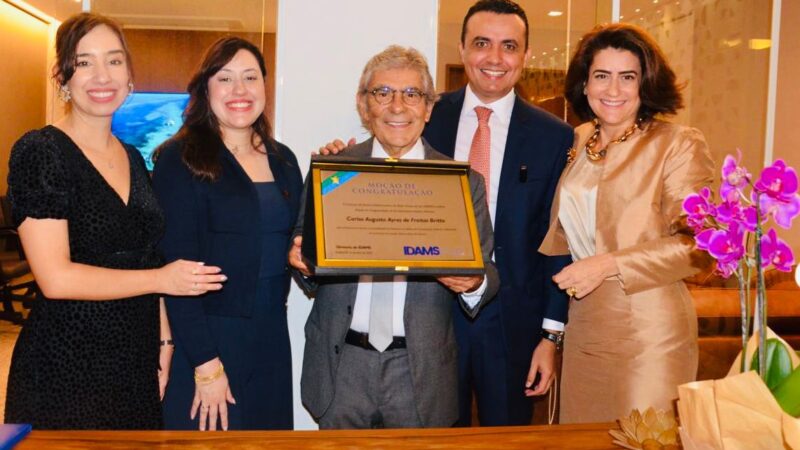 Em Brasília, IDAMS homenageia ministro Ayres Britto e outorga distinção a professoras