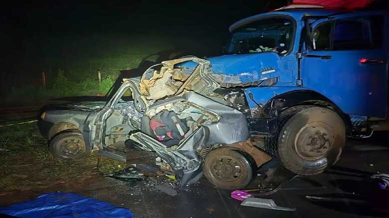 Criança e mais 3 morrem em grave acidente entre carro e caminhão em Cassilândia