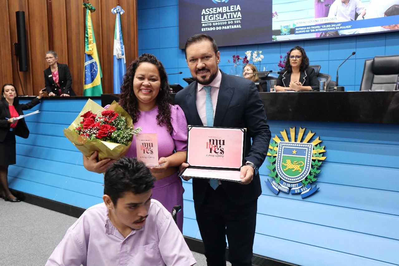 Deputado Lucas de Lima homenageia mãe atípica com Troféu Celina Jallad
