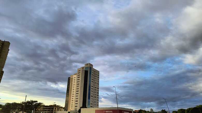 Chuva vindo aí? Chance cresce com avanço de frente fria nesta terça em MS