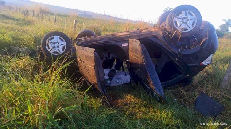Motorista perde controle e capota veículo na BR-376, em Ivinhema