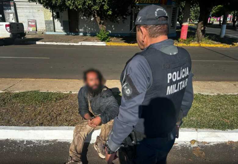 Morador de rua mostra órgão genital para mulher e acaba preso em Três Lagoas