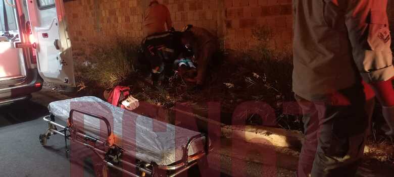 Ciclista é arremessada contra muro após ser atropelada por carro em Três Lagoas