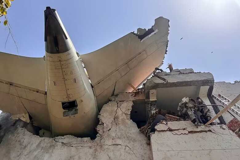 Avião cai e explode com 242 pessoas a bordo na Índia