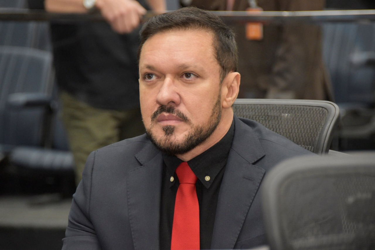 Deputado Lucas de Lima homenageia Cabo da PM por atuação exemplar em caso de violência doméstica