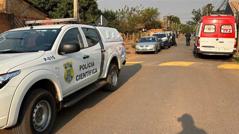 Dupla invade residência e executa homem com mais de 10 tiros no Santa Emília