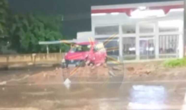 Carro atinge mureta onde jovem morreu em acidente na Gunter Hans
