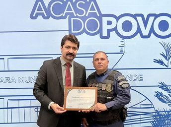 Vereador Flávio Cabo Almi homenageia profissionais da GCM e líder comunitário