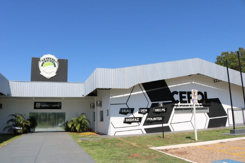 Homem é preso após agredir companheira com coronhadas e disparar arma para intimidar vizinhos