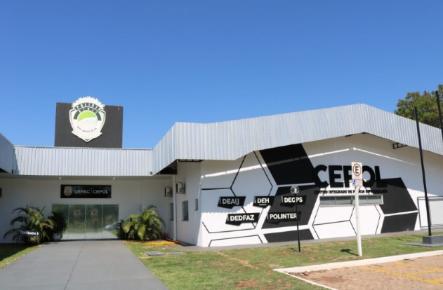 Suspeitos ateiam fogo em carro e fazem disparos em bairro de Campo Grande