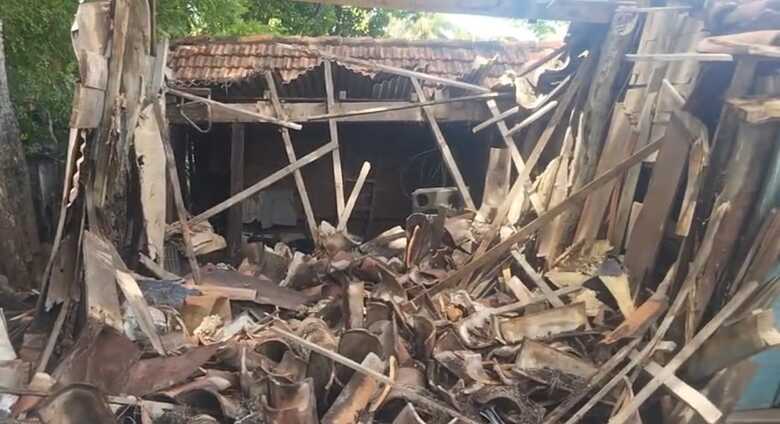 Casa desaba e família de idosos é retirada às pressas em Corumbá