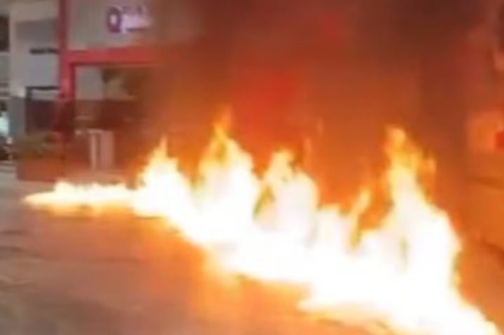 Motociclista ateia fogo em posto após reclamar de gasolina adulterada no Rio de Janeiro