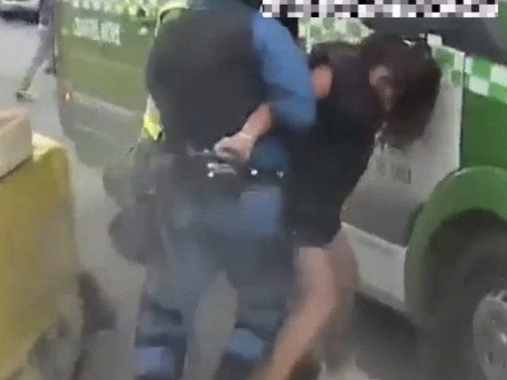 Mulher toma arma de policial e atira em agente