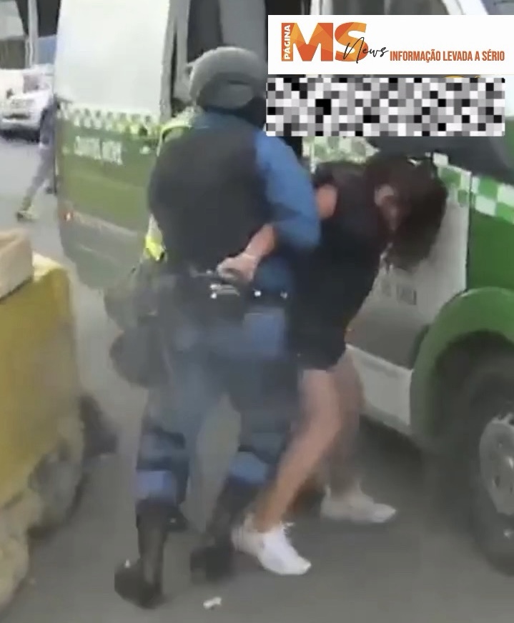 Mulher toma arma de policial e atira em agente