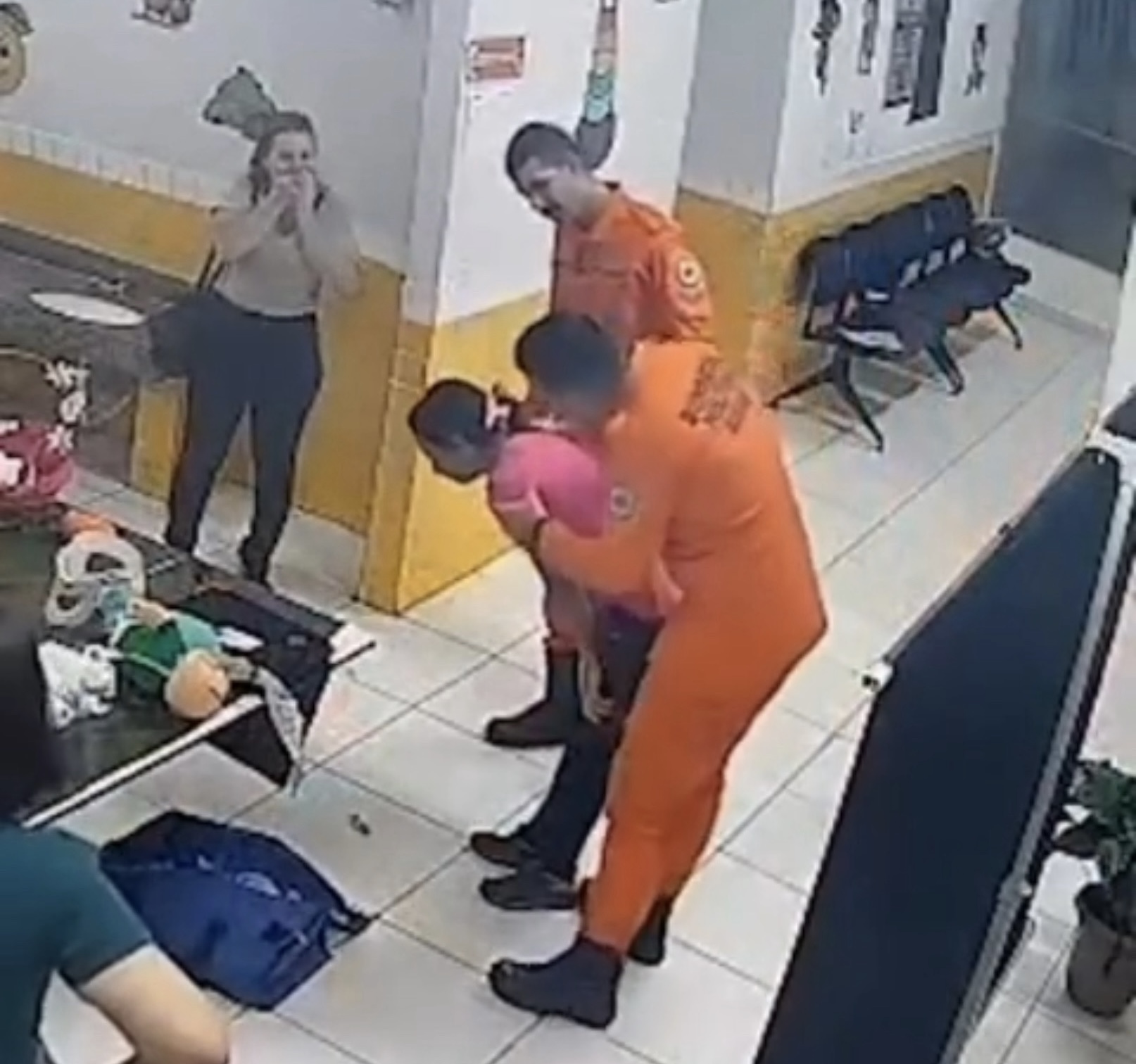 Servidora se engasga minutos após palestra de primeiros socorros e é salva por bombeiros em Goiás