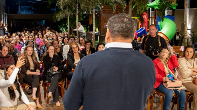 Mais de 300 mulheres participam de encontro promovido por Elaine Escobar e vereador Silvio Pitu